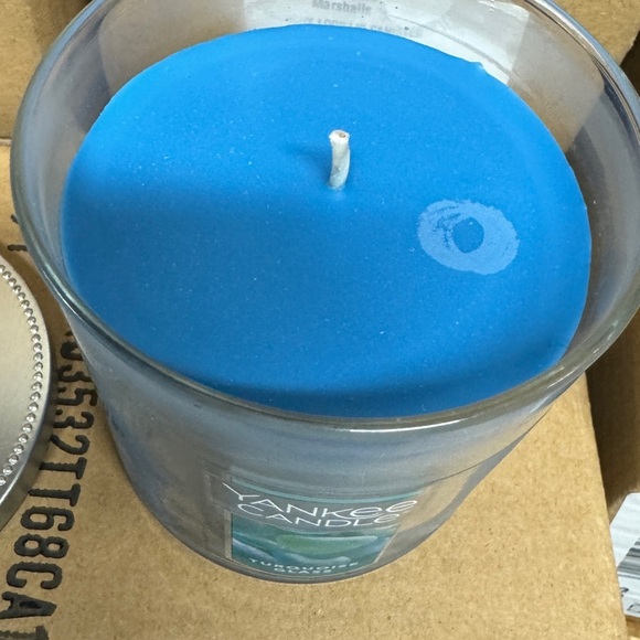 RETIRED Yankee Candle “Turquoise Glass” a light and fresh fragrance 7 ounce size - Picture 2 of 3